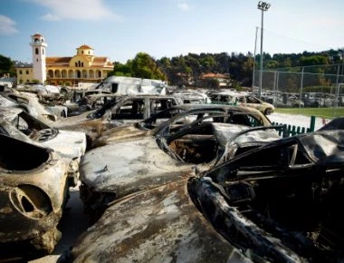 Μεγάλη επιχείρηση να απομακρύνουν τα εκατοντάδες καμένα αυτοκίνητα από το Μάτι
